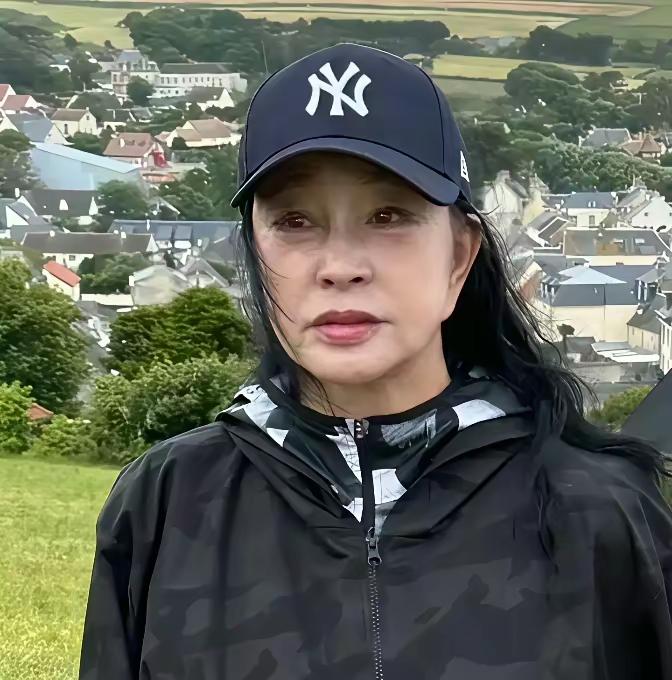 林青霞老的富态，潘虹老清秀，刘哓庆老的吓人。