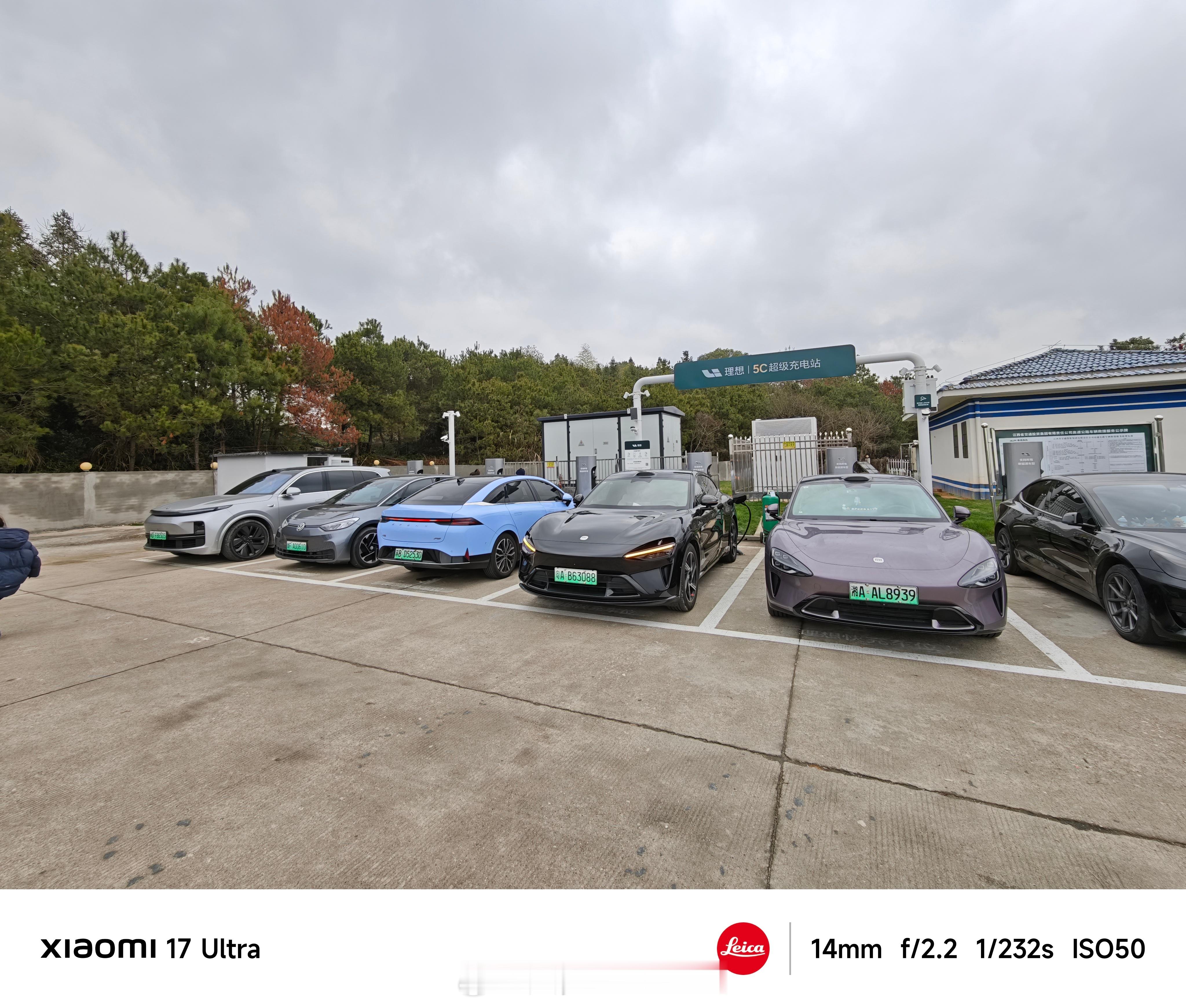 今天初四，明显路上返程的车多了，充电桩都开始排队了。所以开电车的朋友真的要注意，