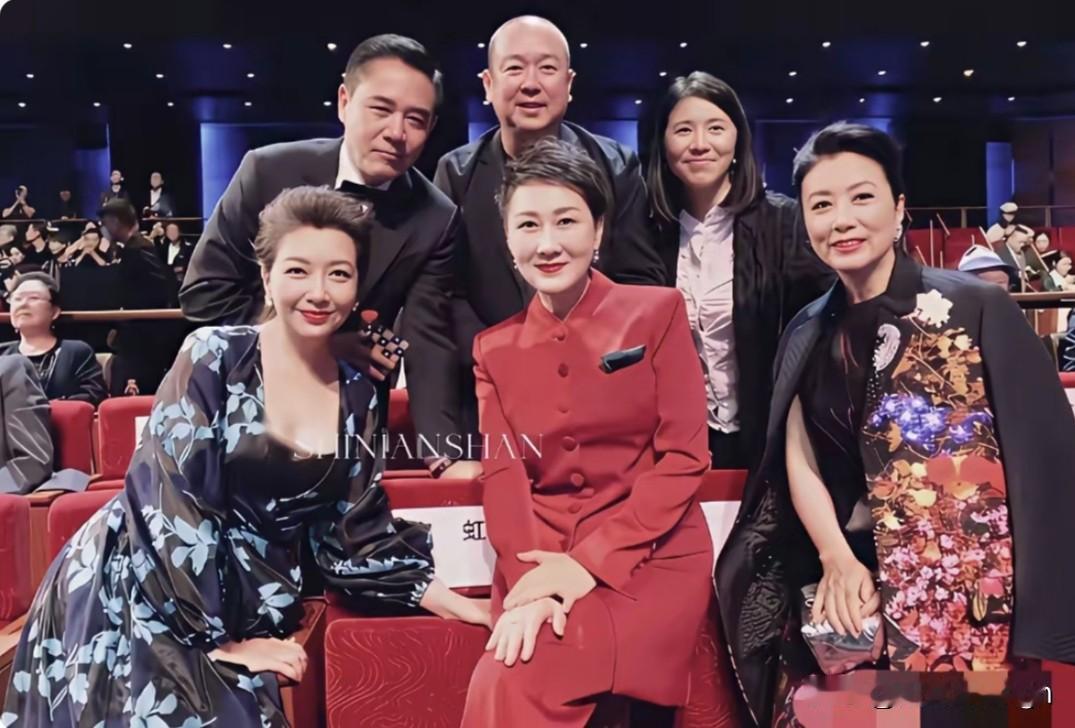 这张六人合照里，前排的江珊和张凯丽两人简直太抢眼啦！

江珊穿着碎花小裙，裙子好