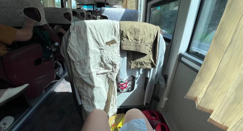 坐在大巴这个位置我真的会谢
坐在大巴这个位置我真的会谢，旅游一天一个酒店，衣服洗