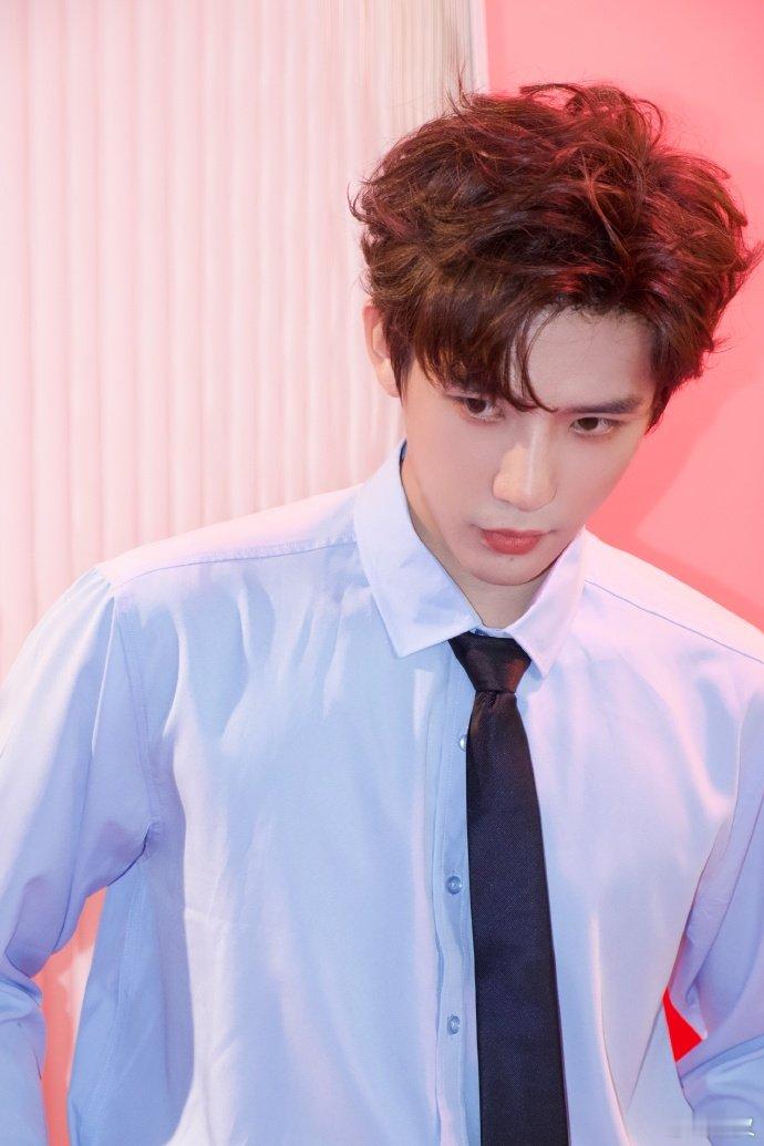 王安宇的敏感我敢时刻解锁松弛自在的生活态度，接纳所有细腻瞬间～好好呵护肌肤，对抗