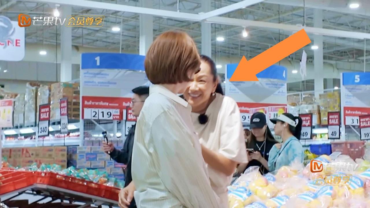 瞿颖这回“热脸贴冷屁股”
黄晓明假装听不见，
瞿颖转头跟姜妍大声“蛐蛐”，真的有