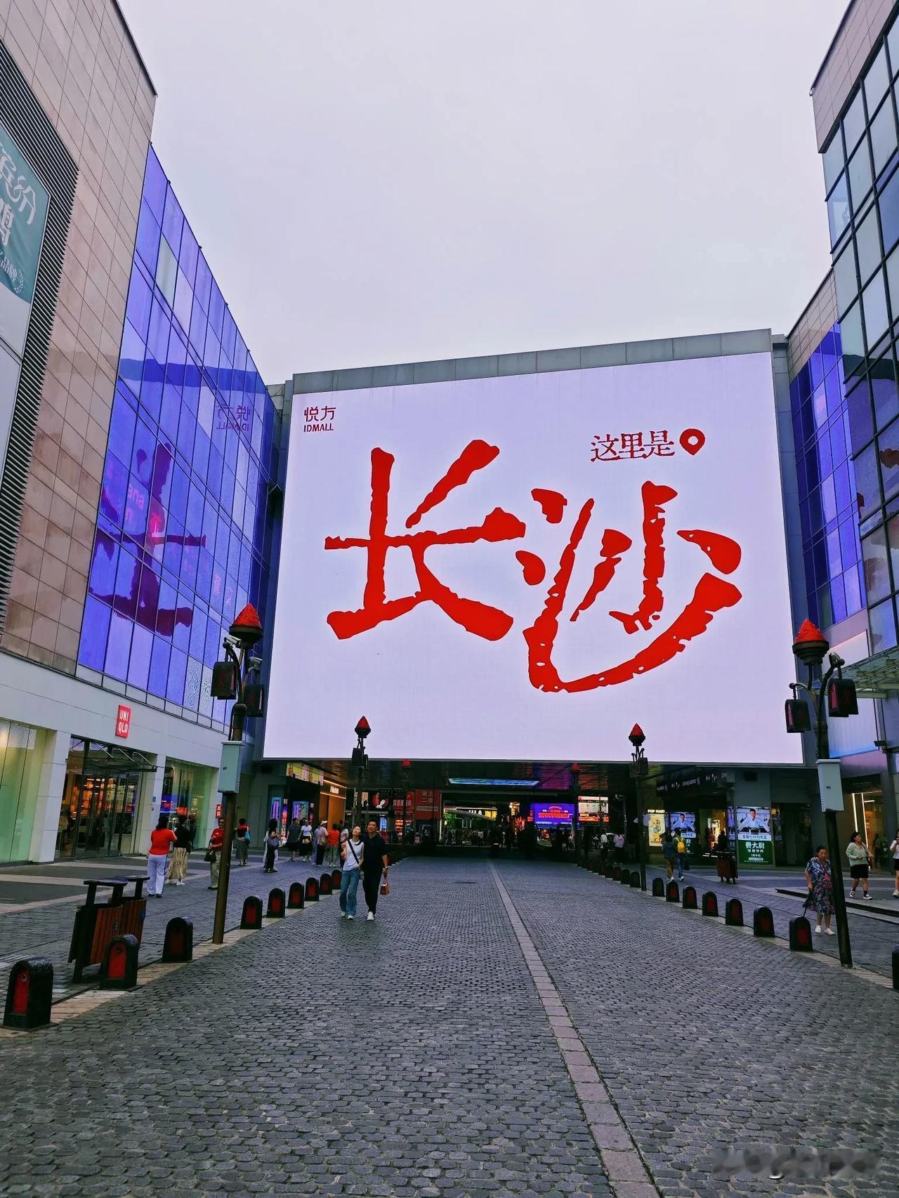 秋天来了   【文｜狐山诗行】

一阵阵秋风，扫走了夏日残热
窗外的树叶，交出金