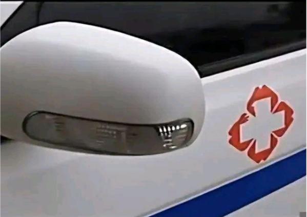 “你还能动，赶快付钱！”李某遇车祸倒地，好心人叫120送医。送医后患者称被120