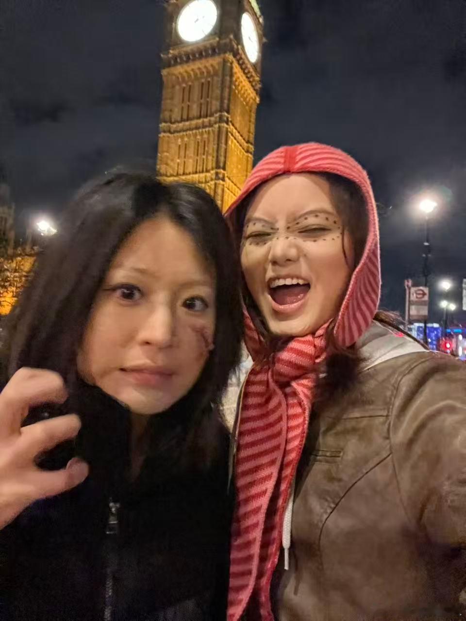 上周女儿去了伦敦找同学玩。适逢万圣节，跟同学也化了一个稍微有点搞怪的妆，女儿👧