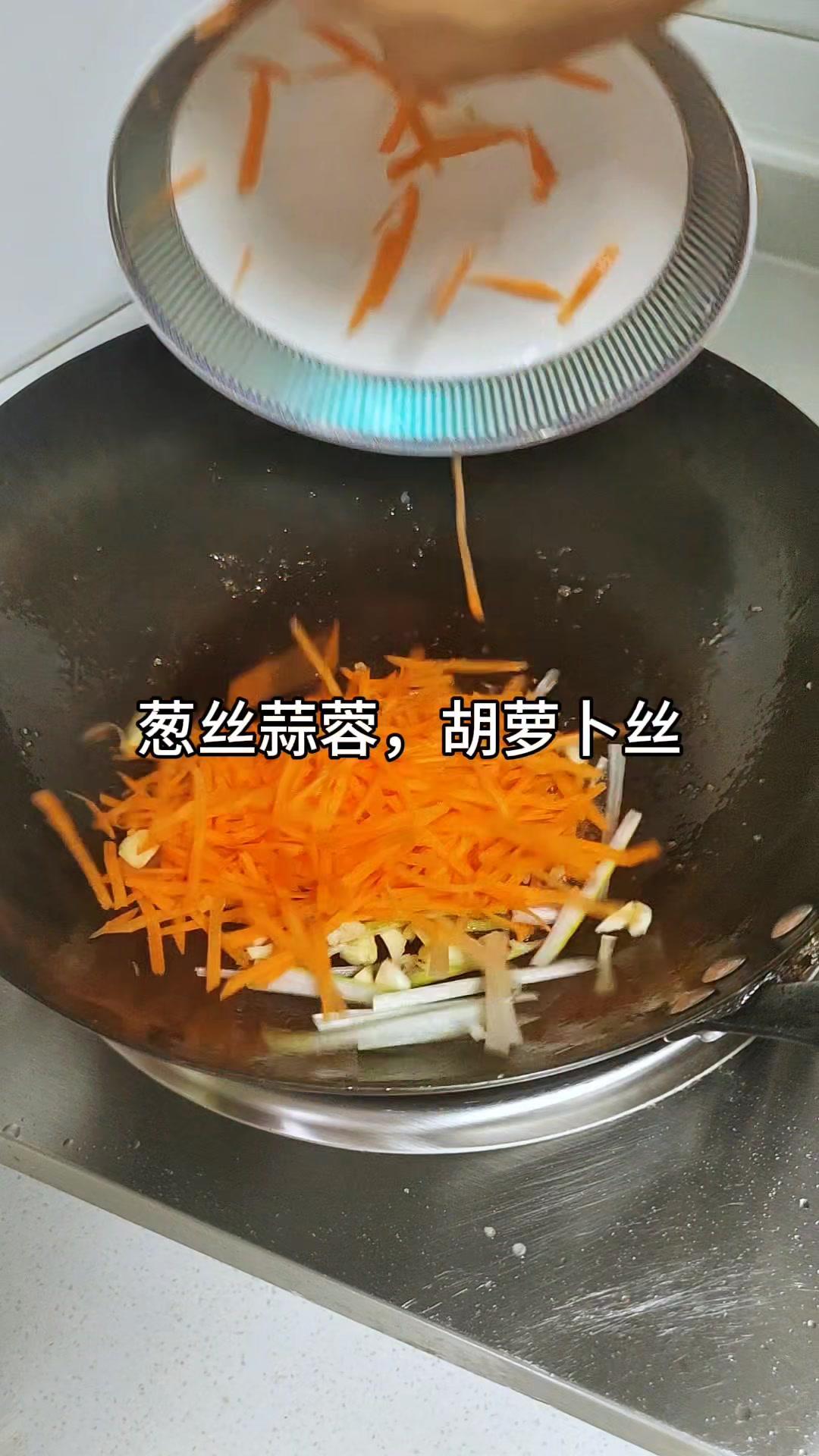 1️⃣先将肉丝用生抽和胡椒粉腌制一会儿。

2️⃣热锅加油，润锅后将腌好的肉丝放
