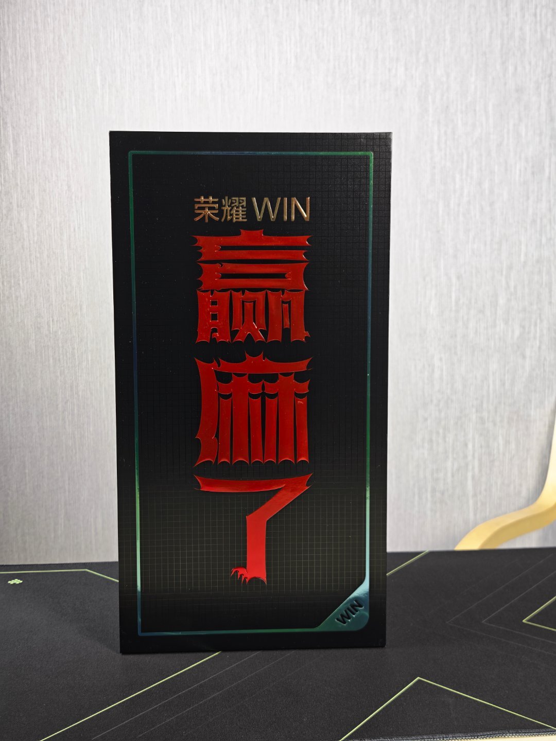 刚刚拿到个快递，荣耀寄来的赢麻了锅巴，三桶锅巴分别是续航、性能、散热赢麻了。而说