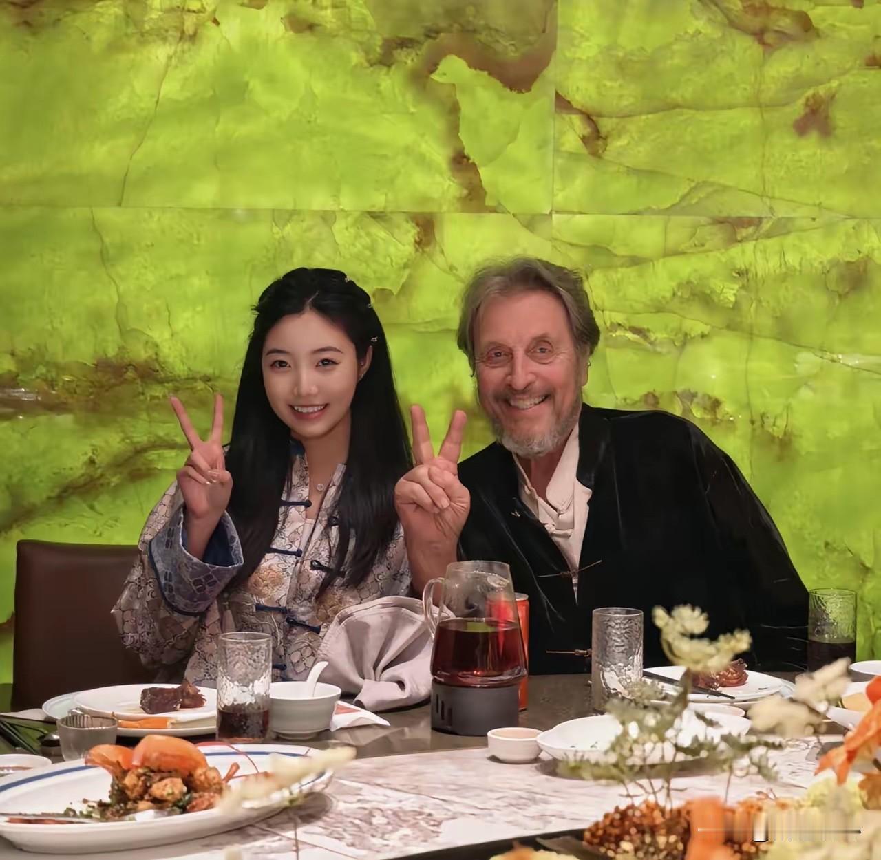 老马会去看看他的前老婆吗？马斯克的老爸最近终于来到了咱们中国上海，老小子吃中餐打