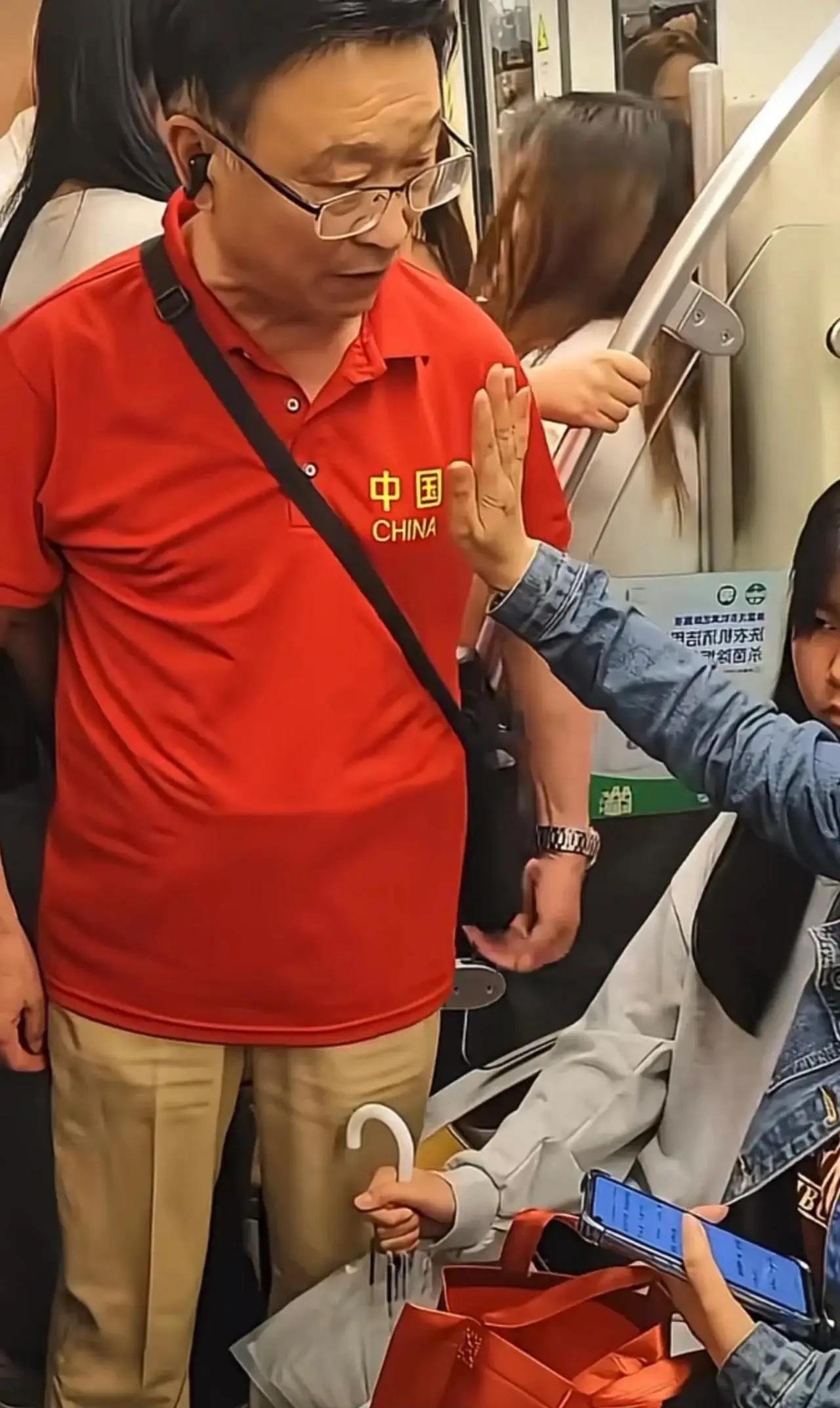 大爷你给成都人丢脸了，为了抢座欺软怕硬，把小妹妹生拉活扯的从座位上扯起来，旁边的