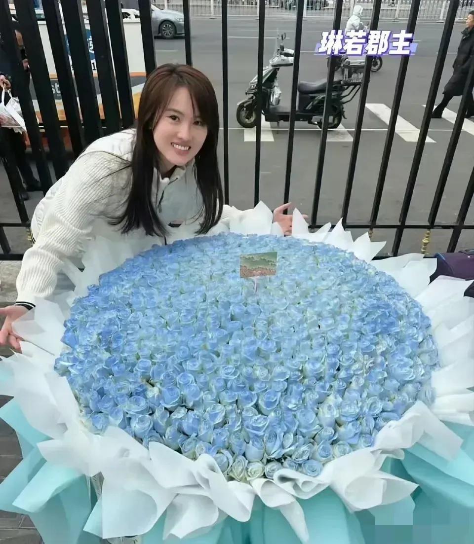 你看，婵宝为了几十元的帽子赖着让龙队买单，而给她教练则能豪掷几千元送花。
不管是