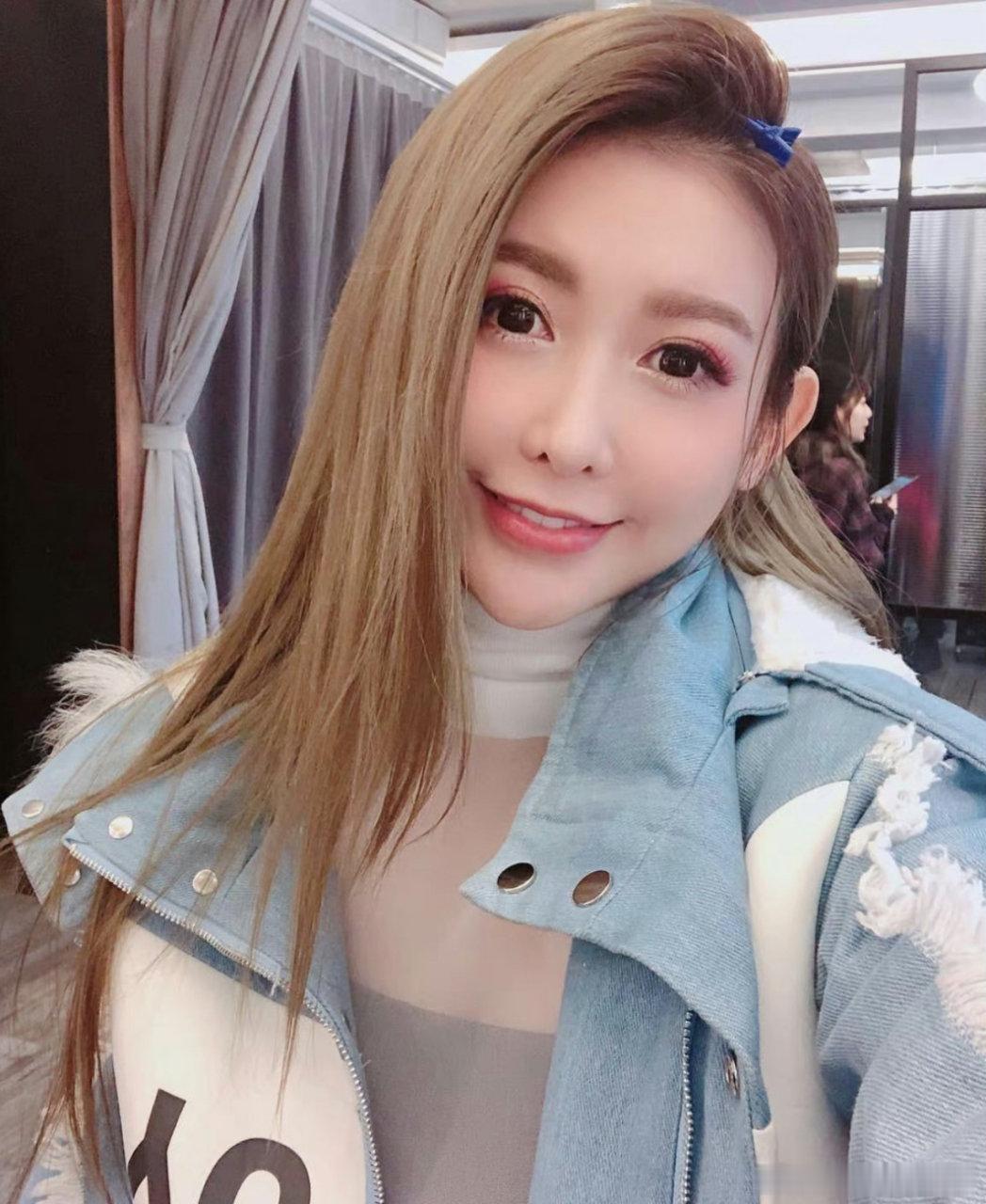 蝴蝶姐姐晒二胎孕肚照 近日，蝴蝶姐姐简恺乐分享二胎孕肚自拍，柔和穿搭衬出隆起的小