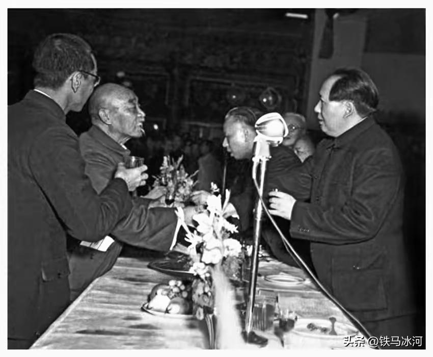 🍁1951年国庆招待宴上，毛主席举杯向彭雪枫烈士的父亲彭延泰老先生致意，身旁陪