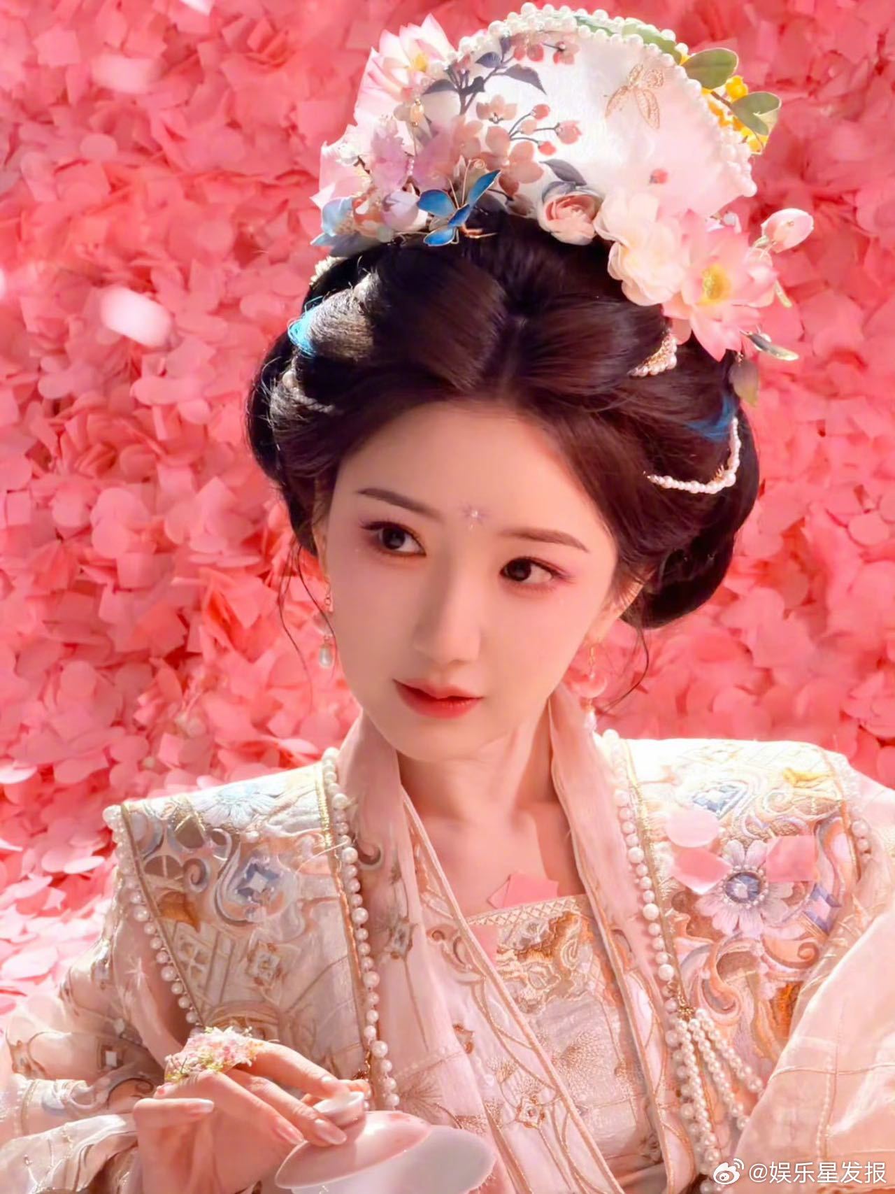 毛晓彤花神妆 谁能拒绝这么绝的中式花神造型啊！毛晓彤完美诠释了什么叫花神本神，蓬