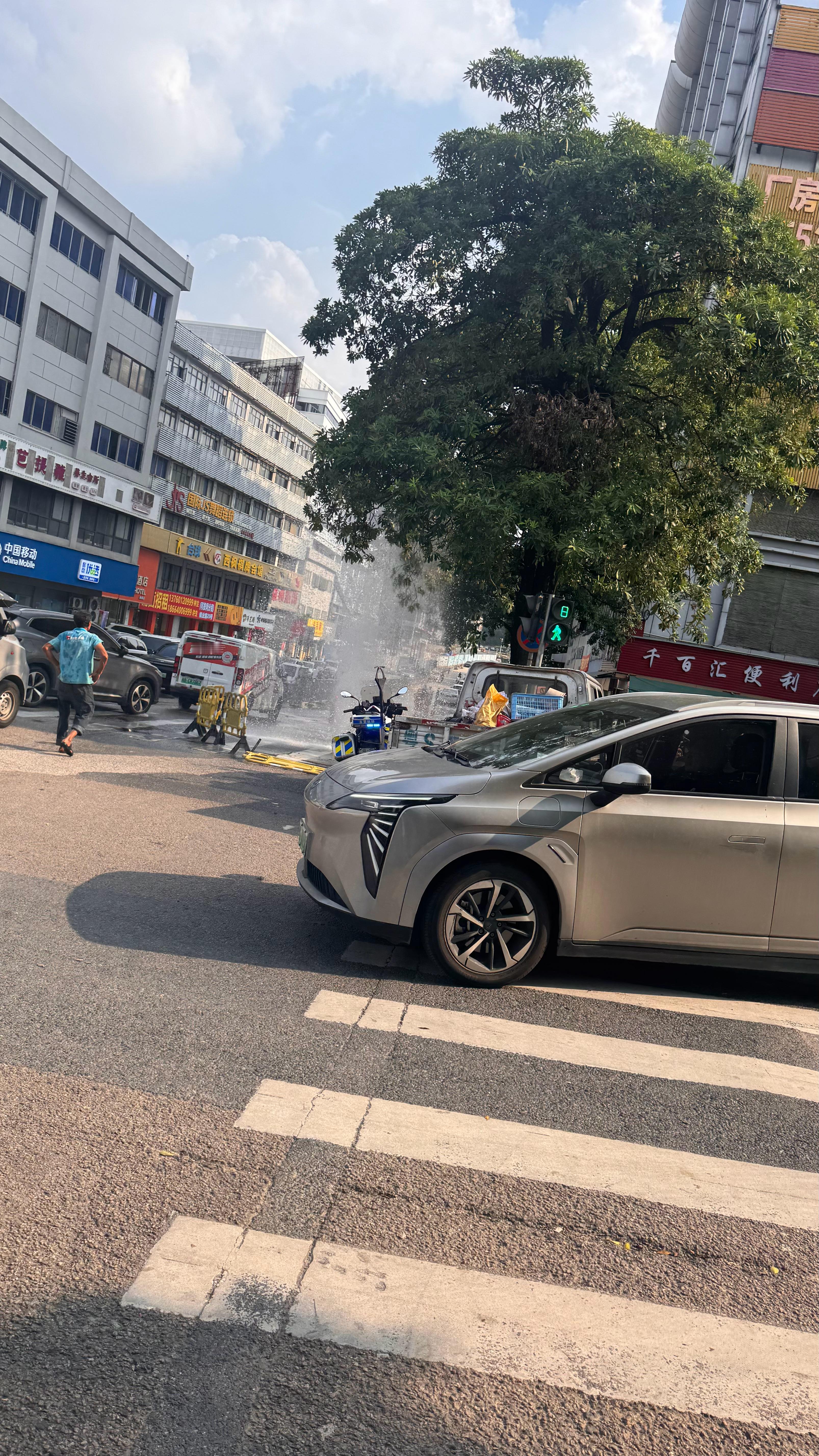 公司外面水管爆了全看热闹堵着不让我进门[怒] ​​​