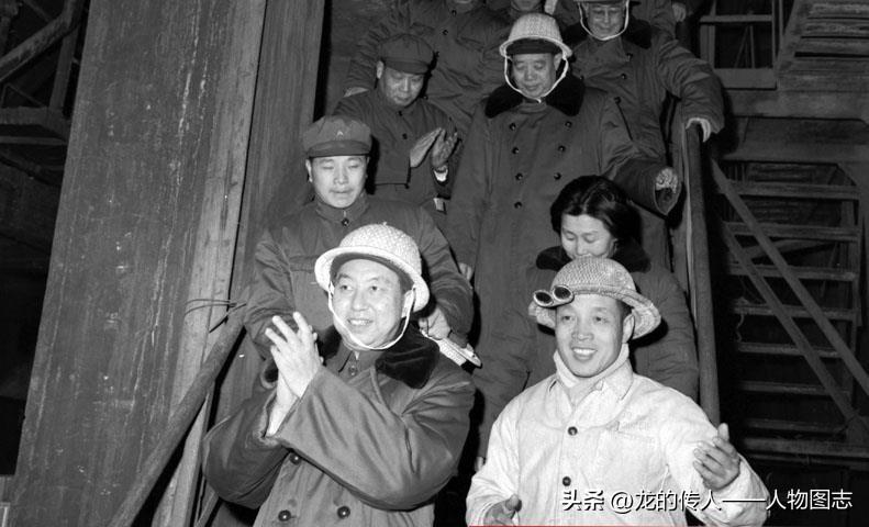 1978年春节华国锋在首都钢铁公司视察时，频频向工人鼓掌致意。