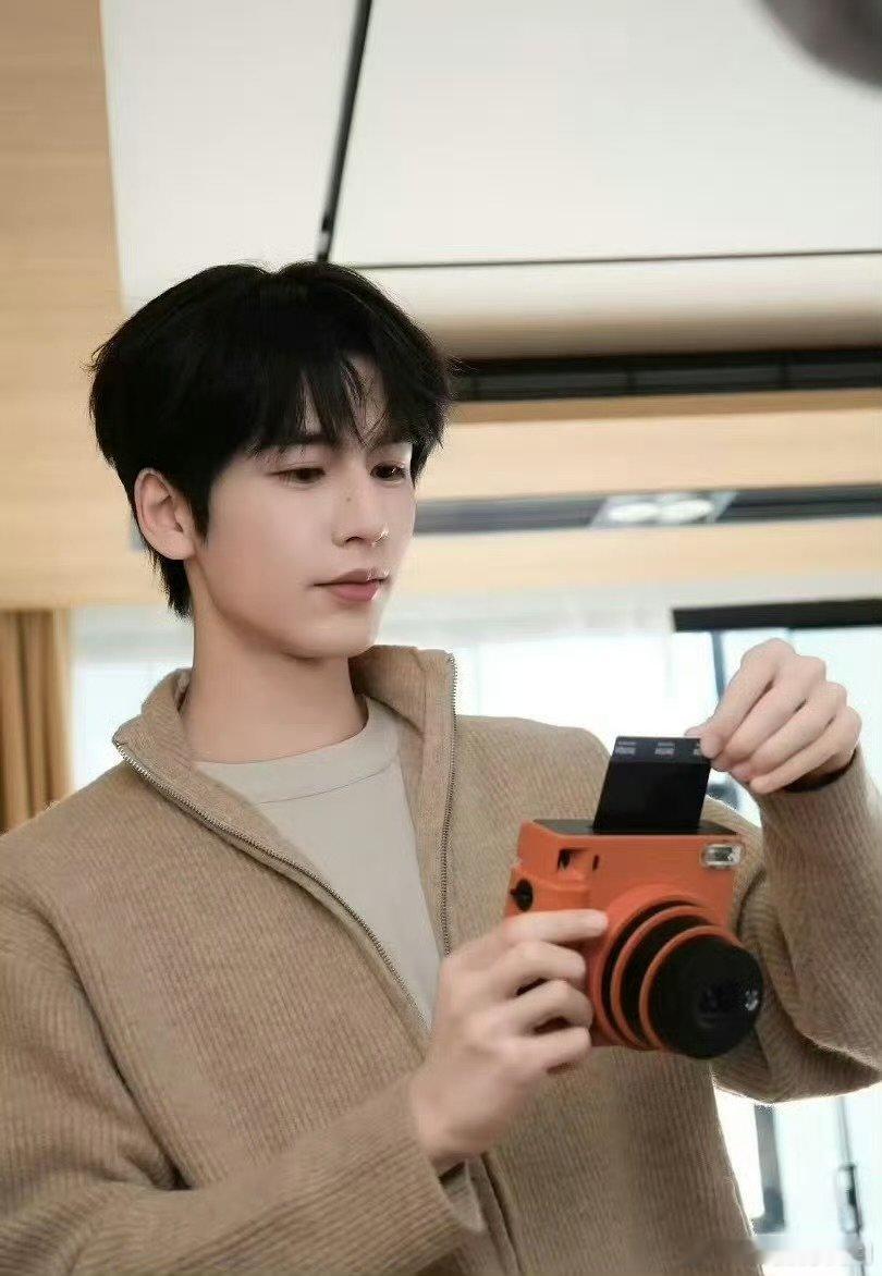 hi6邀请张凌赫常驻网传张凌赫hi6常驻网传hi6常驻的消息要是真的，综艺党直接