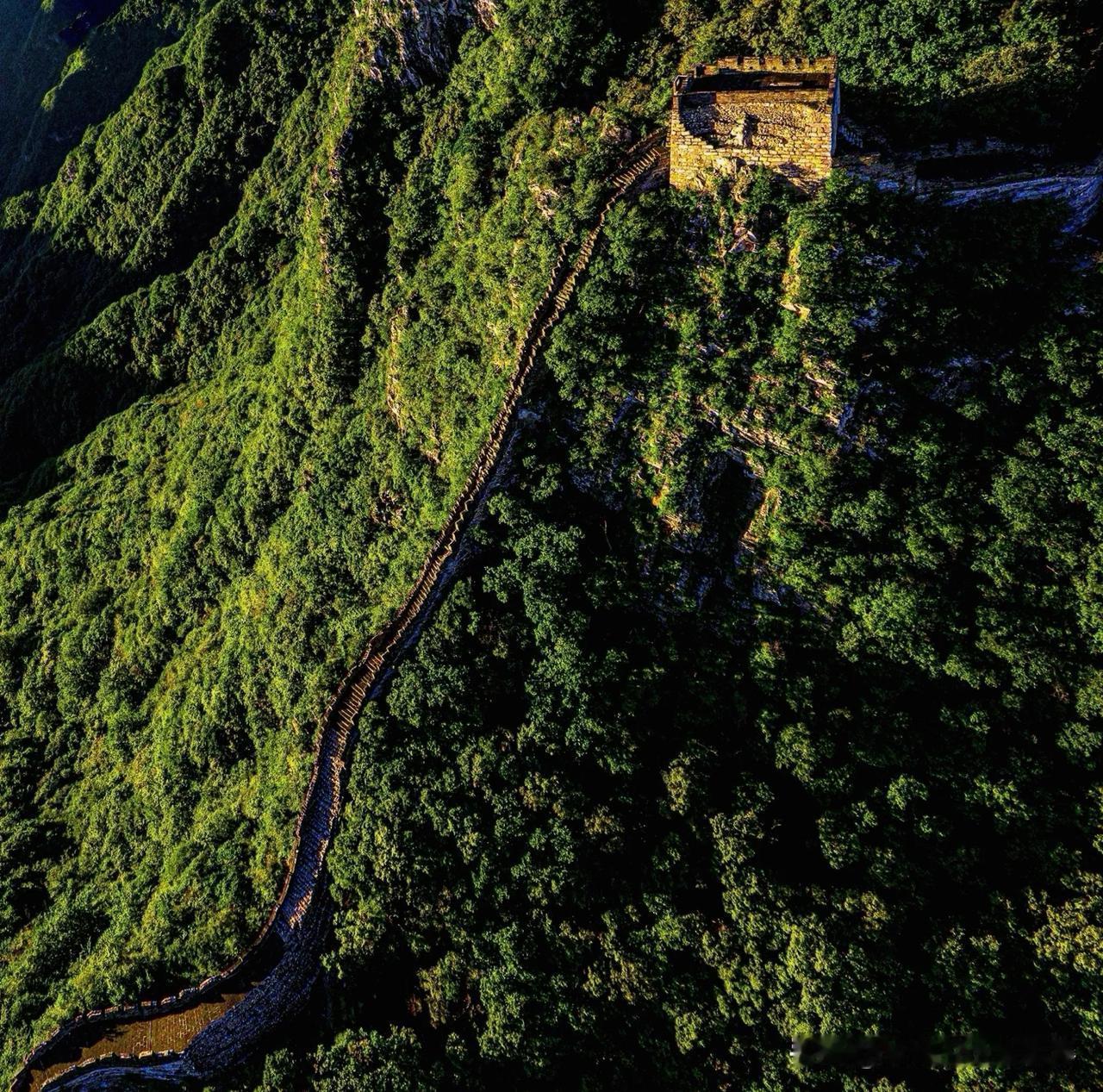 天梯，位于北京市怀柔区箭扣长城中段，海拔近千米，坡度接近70度，有百米高差，是北