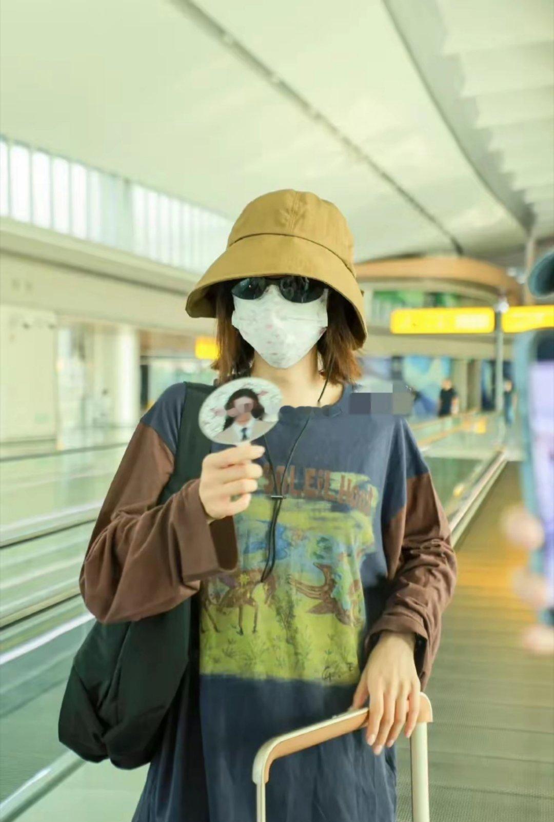金晨重庆出发机场路透，包裹严实穿着宽松休闲接地气，也很佩服这个粉是怎么认出她来的
