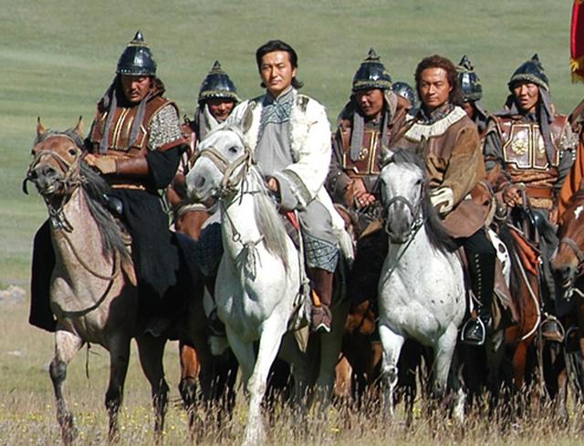 忍痛割爱。1771年1月，中亚的伏尔加河下游，正值隆冬腊月寒风凛冽，河水冰寒彻骨。但当地的土尔扈特居民却泪流满面、仰天长叹：“老天爷啊，你为什么不再冷一些了？这河水还没有结冰呢”。由于消息走漏，沙俄政府已经知道了土尔扈特想要全族东迁的计划。伏尔加河东岸的土尔扈特人便提前行动，拖家带口、驱赶着牲畜，开始东迁。由于伏尔加河未结冰，西岸的卡尔梅克土尔扈特人便永远留在了那里。留在西岸的土尔扈特人，翘首以望遥远的东方，泪水顺着脸颊流淌，默默的祈祷着远行的亲人一路平安。 
土尔扈特人回望着自己祖辈生活了100多年的新家
