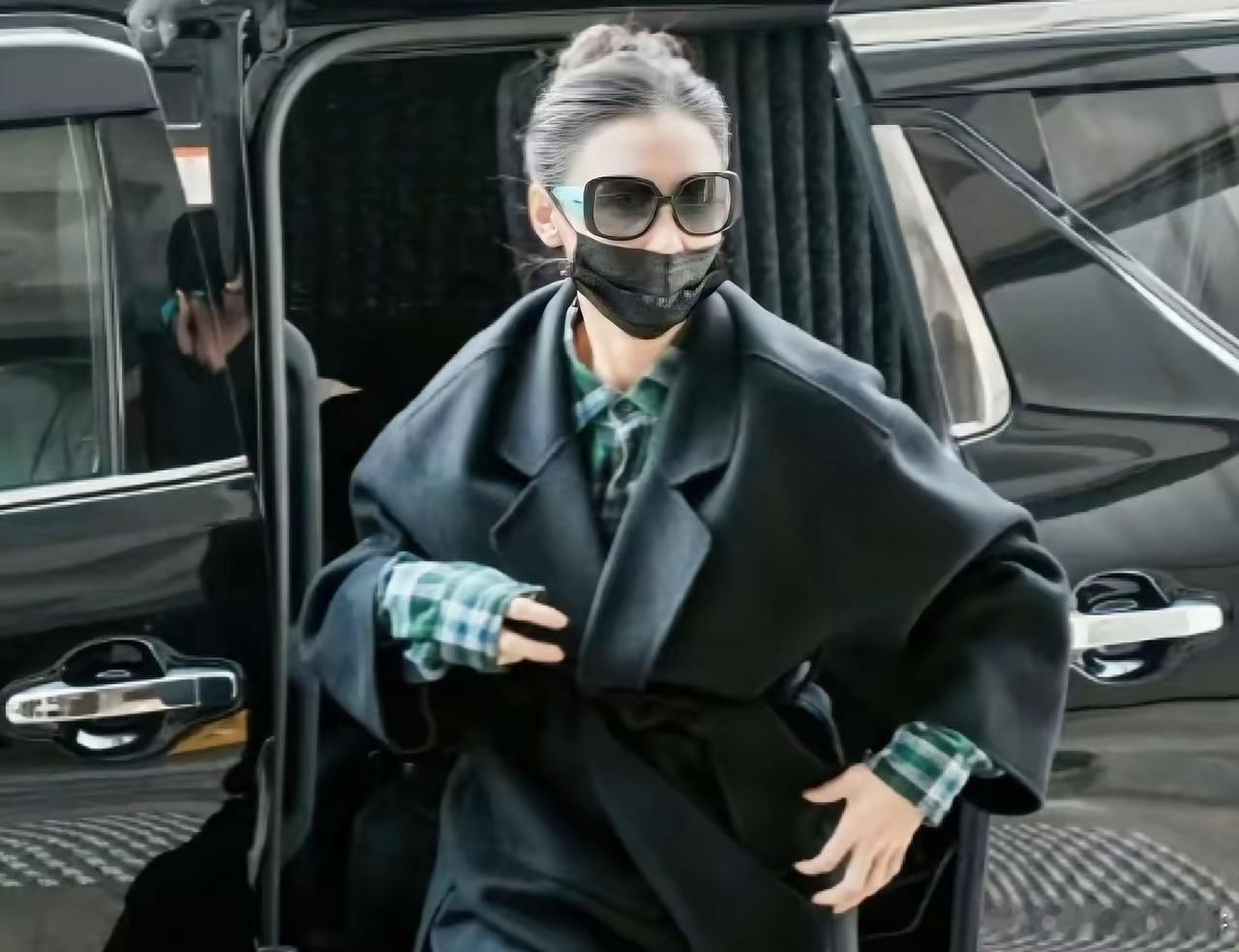 张柏芝出庭的照片也太绝了，妥妥的神图级别！就算戴着口罩，光看骨相也能一眼认出是大