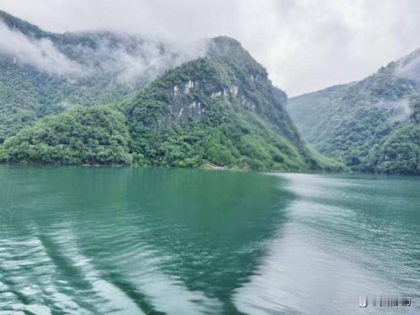 暮秋的晨雾中，西陵峡如一幅水墨长卷徐徐展开。三峡大坝造就的平湖让昔日险滩化作甲板