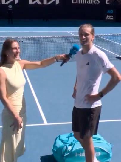 兹维列夫澳网首轮获胜，观众求婚逗笑全场
兹维列夫澳网2026 首轮获胜后，他看到