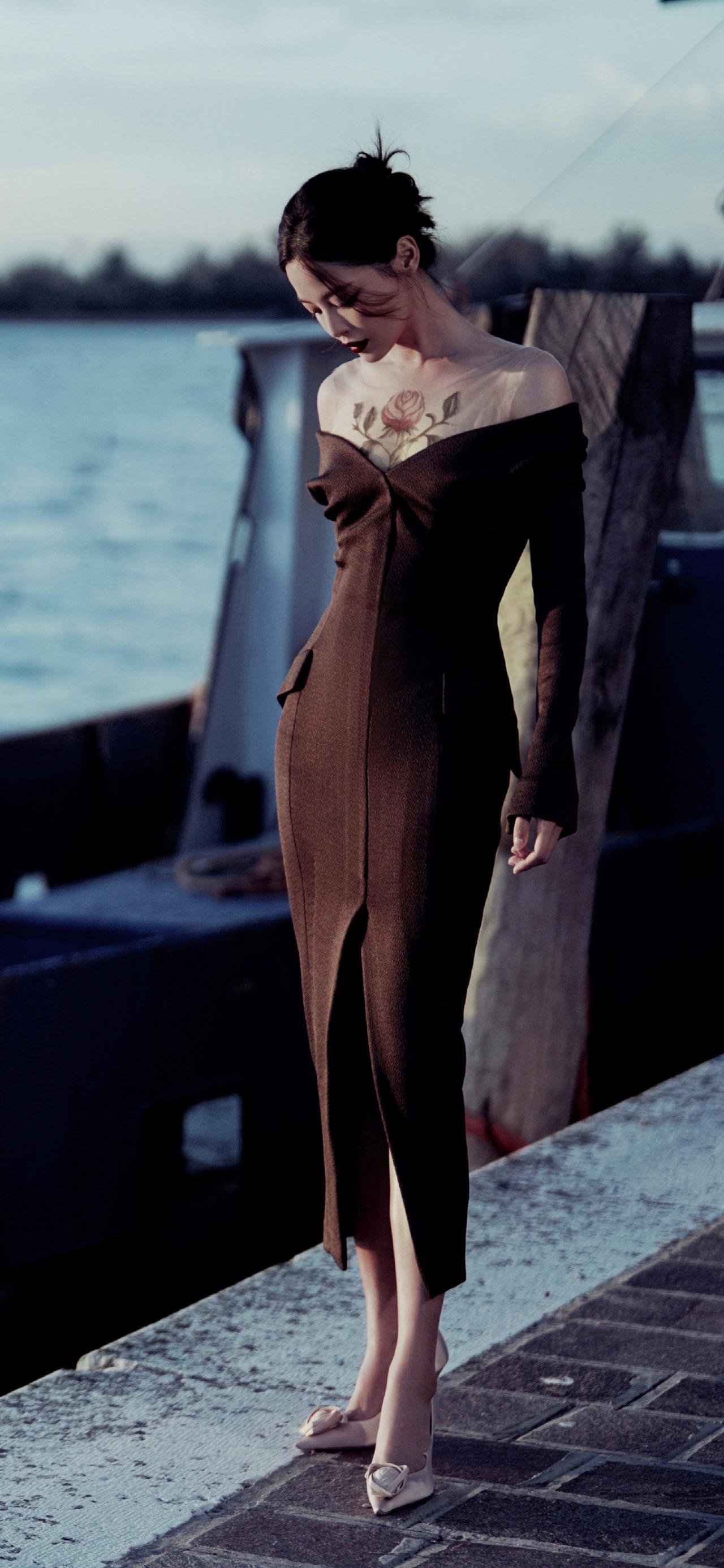 辛芷蕾在繁花里的汪小姐真是风情万种，她走路时那摇曳生姿的步伐，带着一股自信又洒脱