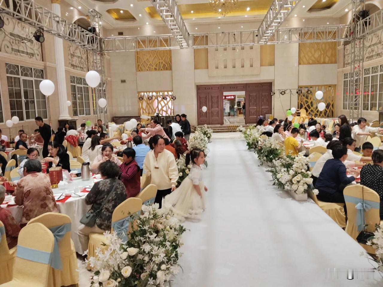 婚礼结束，婚宴开始