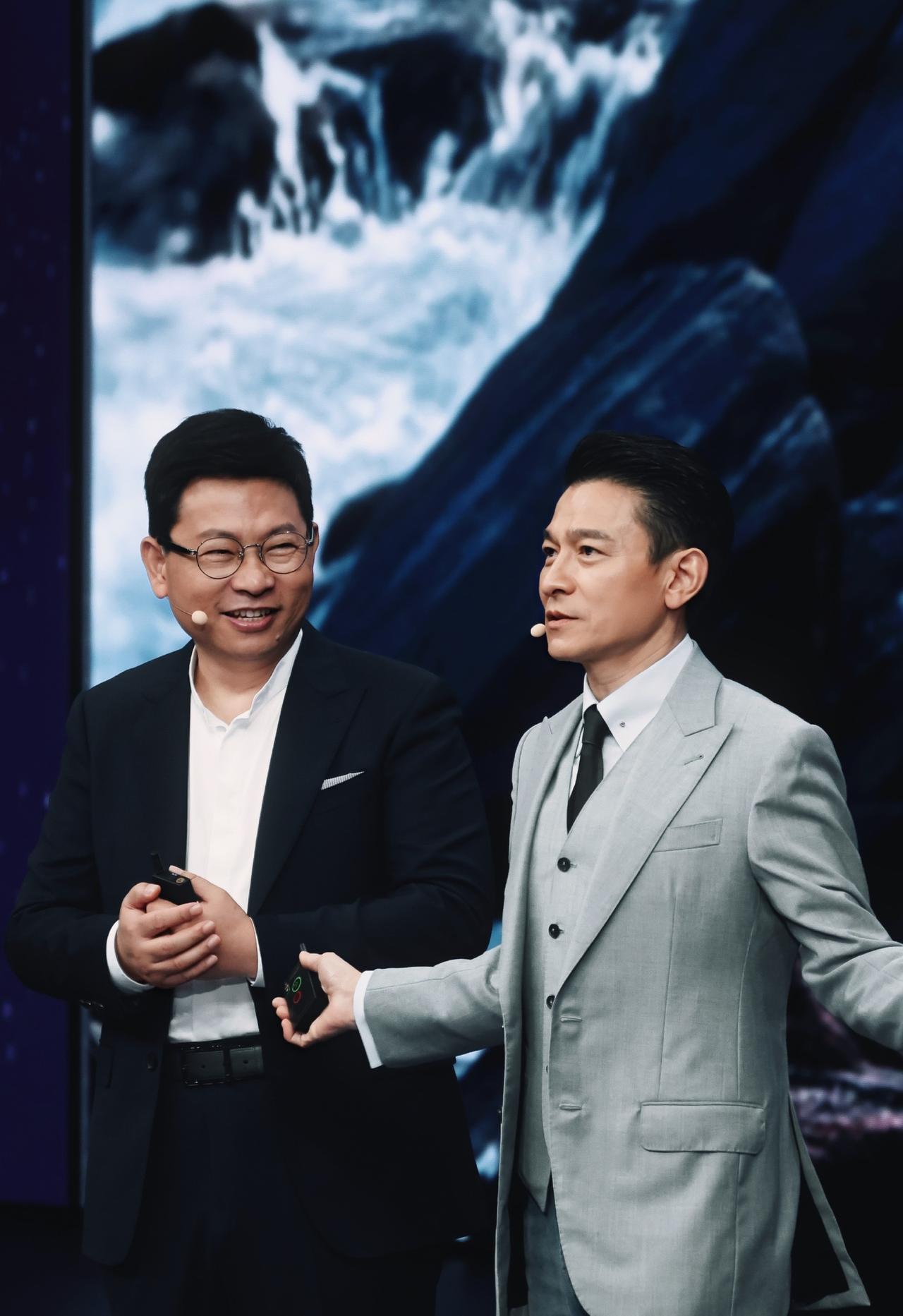 刘德华发布会一句玩笑，

弹幕吵翻天，网友是不是太敏感了？

说实话，刷到华为发