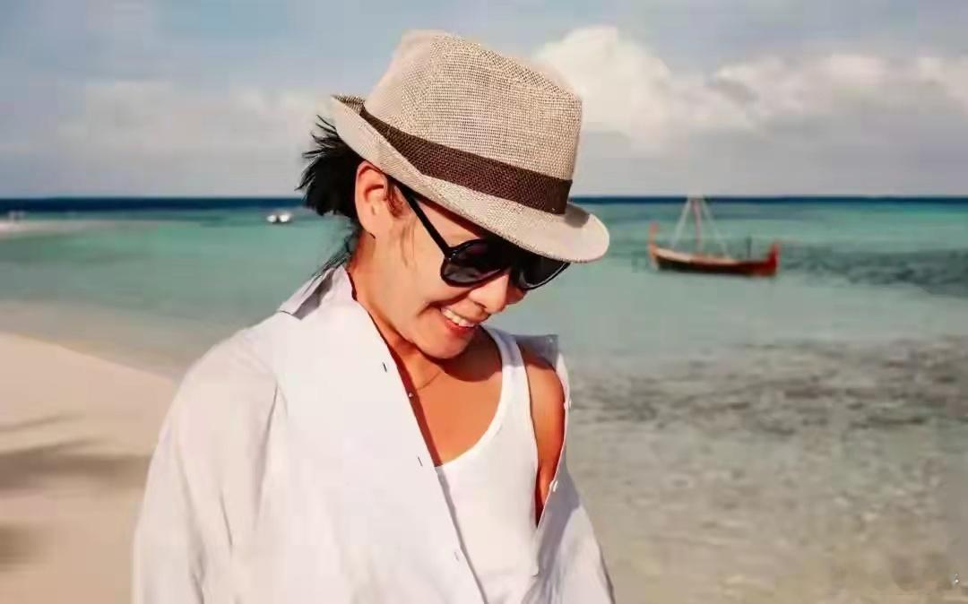 刘若英夫妇庆结婚14周年，海边甜蜜相拥，感情坚如磐石！ ​​​