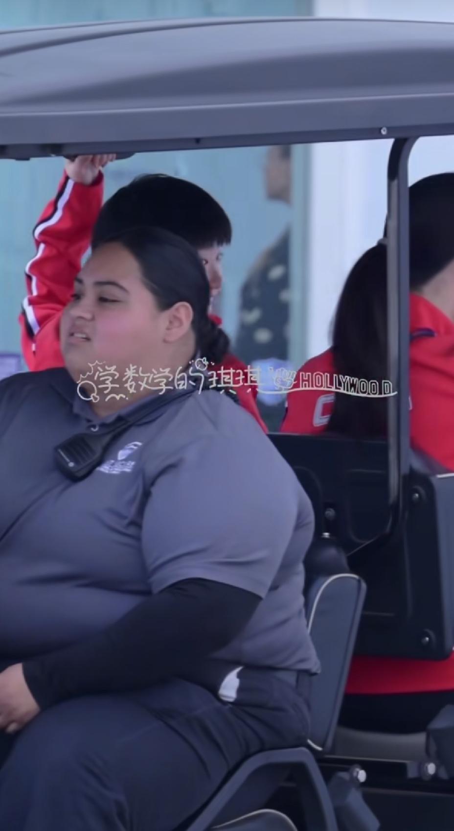 莎莎你瞅啥？你瞅啥？
我不就是肉肉多了那么一点点。
你怎么就看起来没完了，
这小