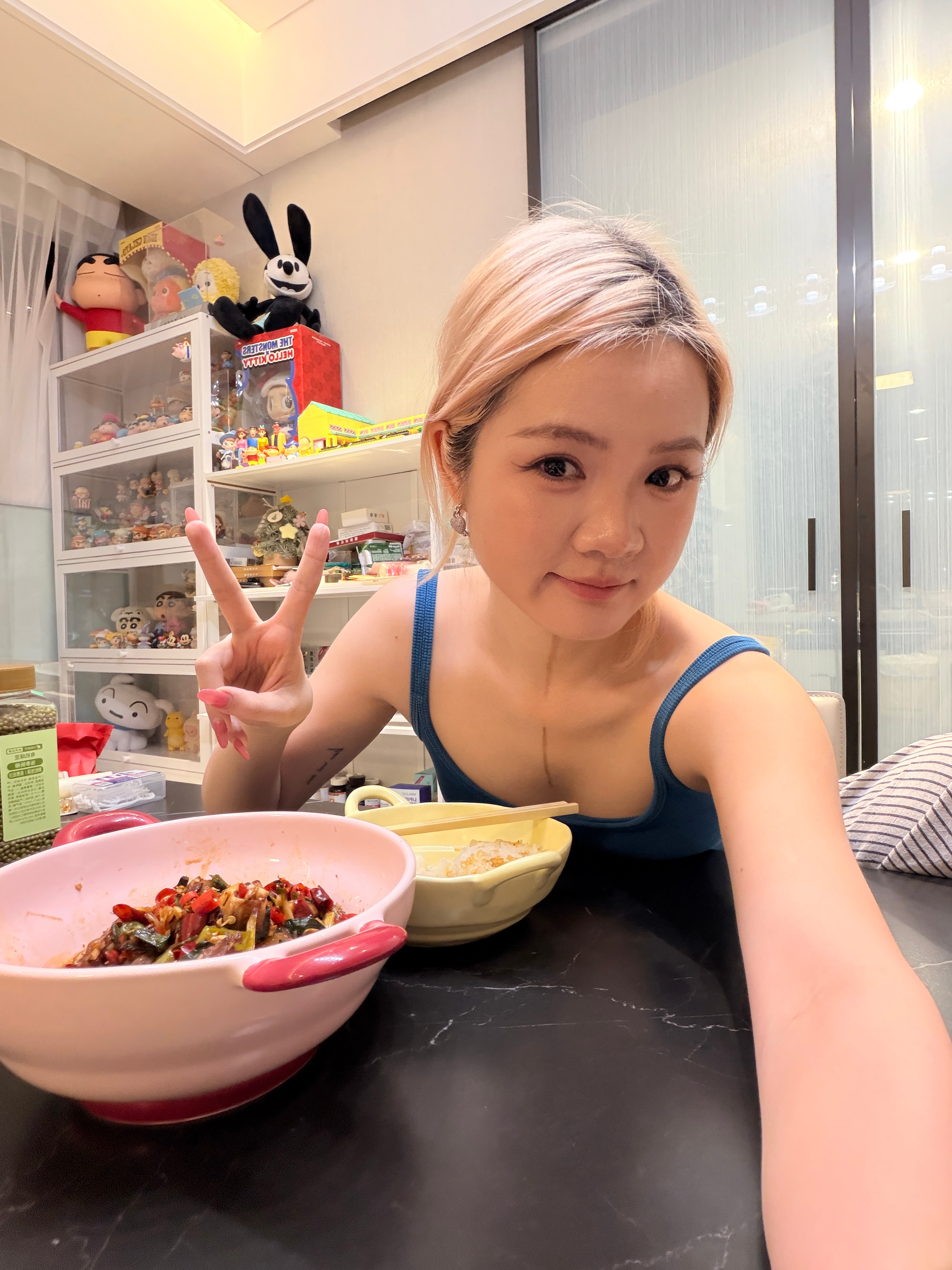 下播吃饭啦，饿鼠了，开播前阿姨就把饭做好了，所有人都被香得不行，也是直接中饭变晚