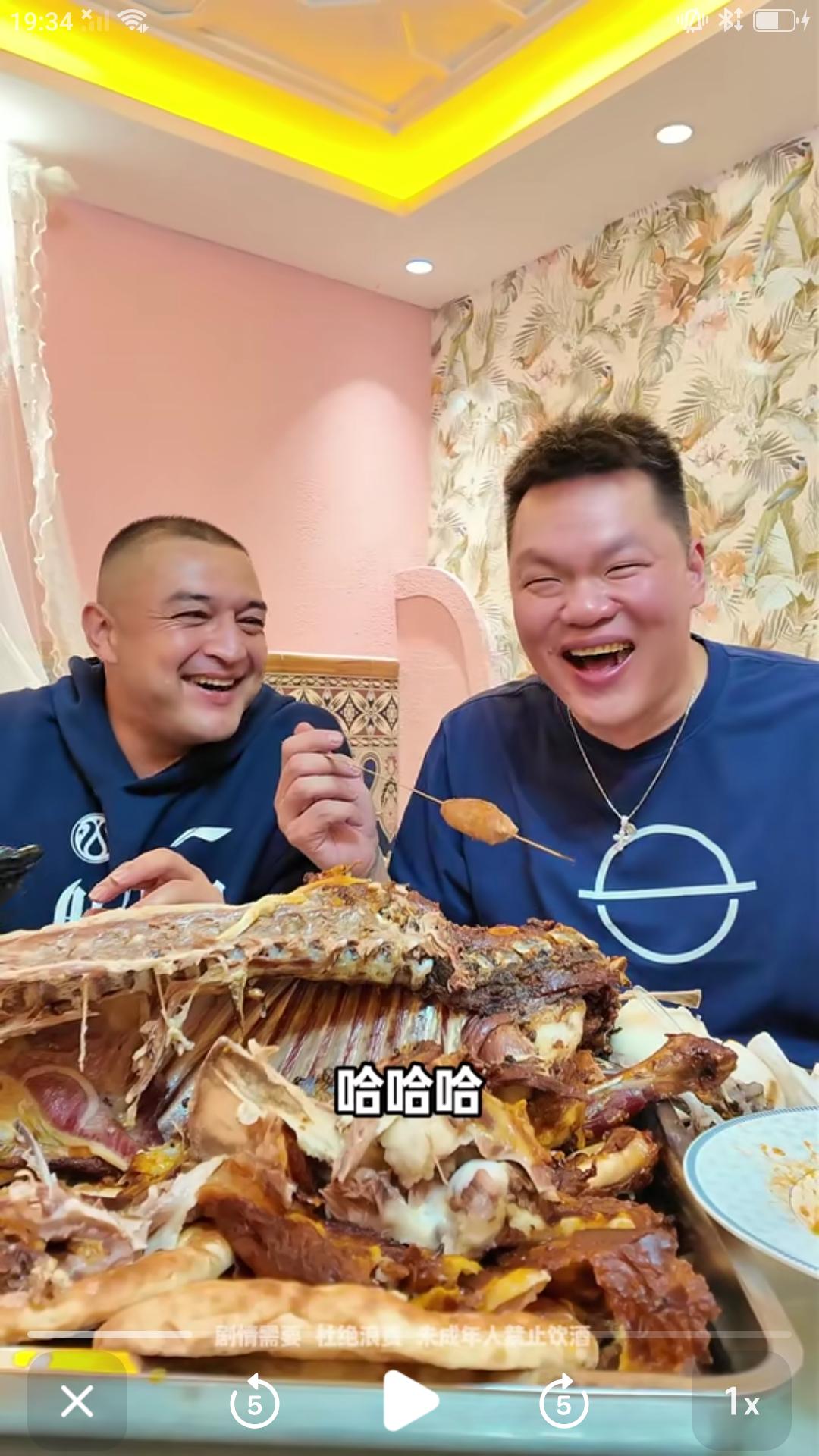 【昔日国家队友线下相聚，西热力江用新疆特色烤全羊盛情款待朱芳雨，二人把酒言欢，边