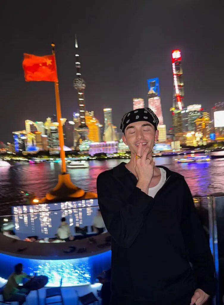 灰森 Greyson Chance 抵达上海了！他即将开启中国五城表演！


G