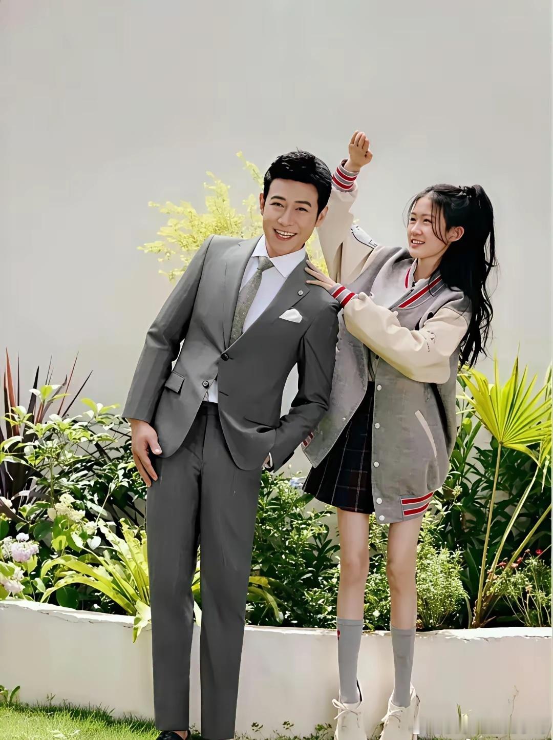 陆毅和他女儿长得这简直就是一模一样。 