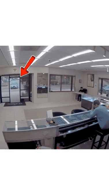 美国黑人狂暴式零元购：开车撞门抢珠宝，最后逃离却在高速出车祸！监控录像显示，近日