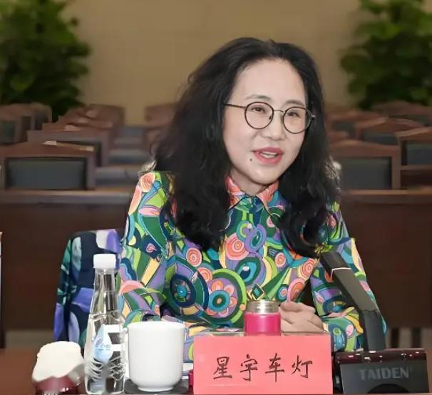 别再被 “白手起家” 的鸡汤忽悠了！星宇股份周晓萍的发家底，被扒了个底朝天。
 
