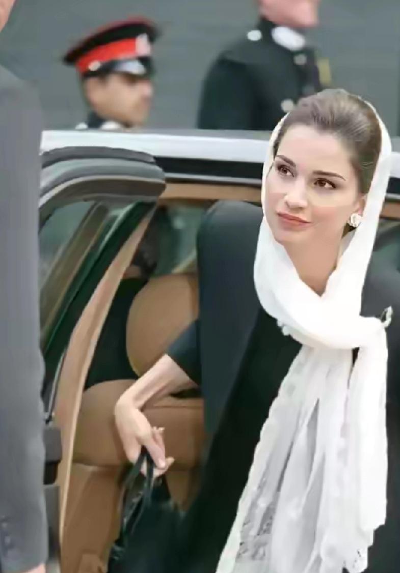 约旦王后拉尼娅确实气质非凡。49岁时还活跃在国际政治舞台，大多数人初见她，很难相