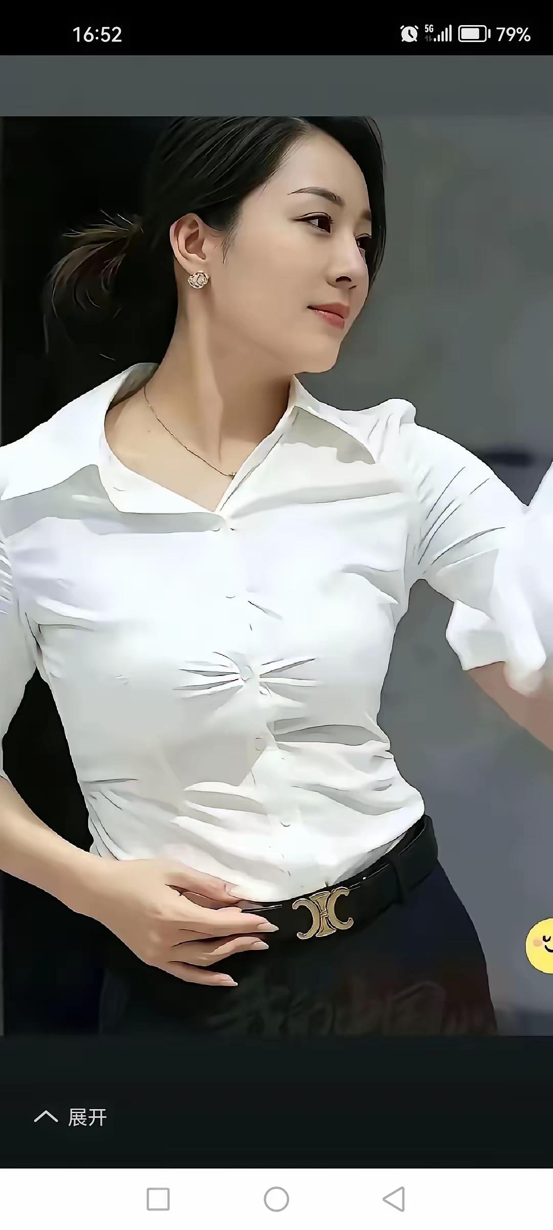 秦主任的眼神很温和，给人一种很美的感觉！关键是秦主任的很真实，基本上属于原汁原味