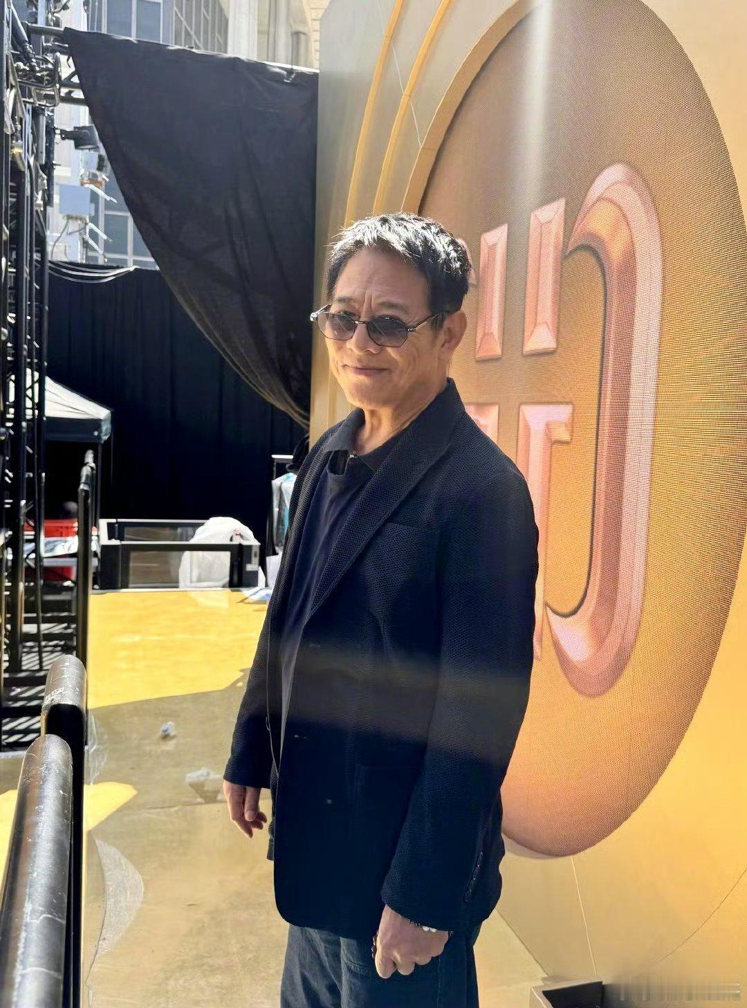 李连杰因患甲亢改变面容63岁的李连杰，经历了断骨、甲亢、手术，如今还能在凌晨五点