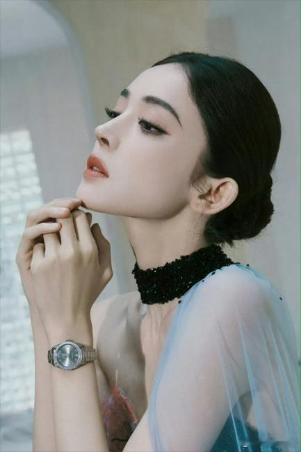 娜扎[超话]娜扎你也会怀念十八岁的自己吗娜扎依然怀念那个青涩的自己，希望每个经历