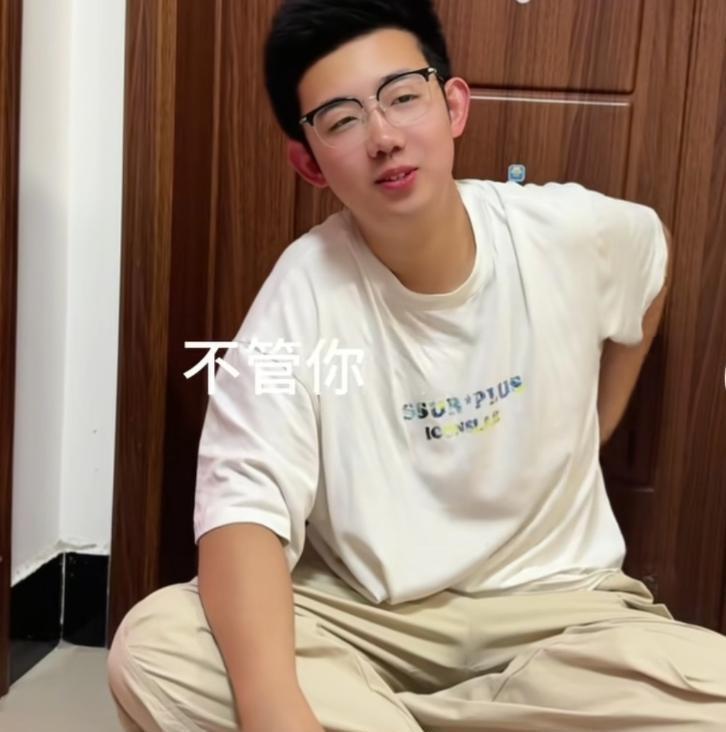 安徽一男孩，高考结束回家后，一把将妈妈拉进房间里，神神秘秘拿出一个袋子：“妈妈，
