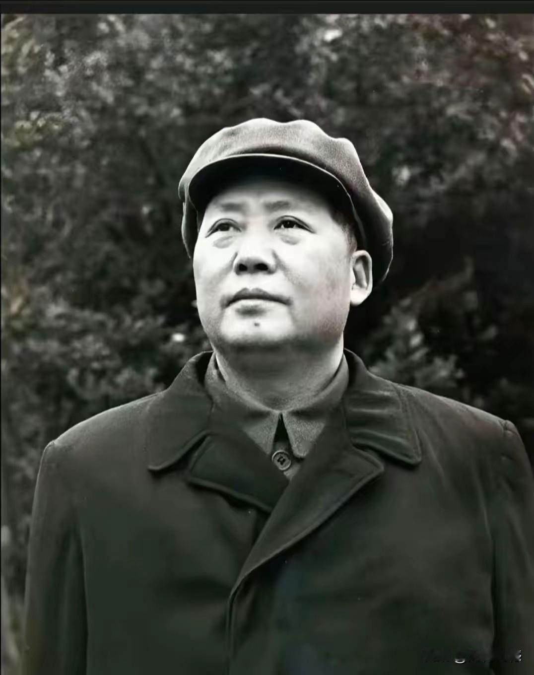 无论在什么时候，无论在什么地方，只要看到毛主席他老人家的照片，内心深处瞬间就升腾