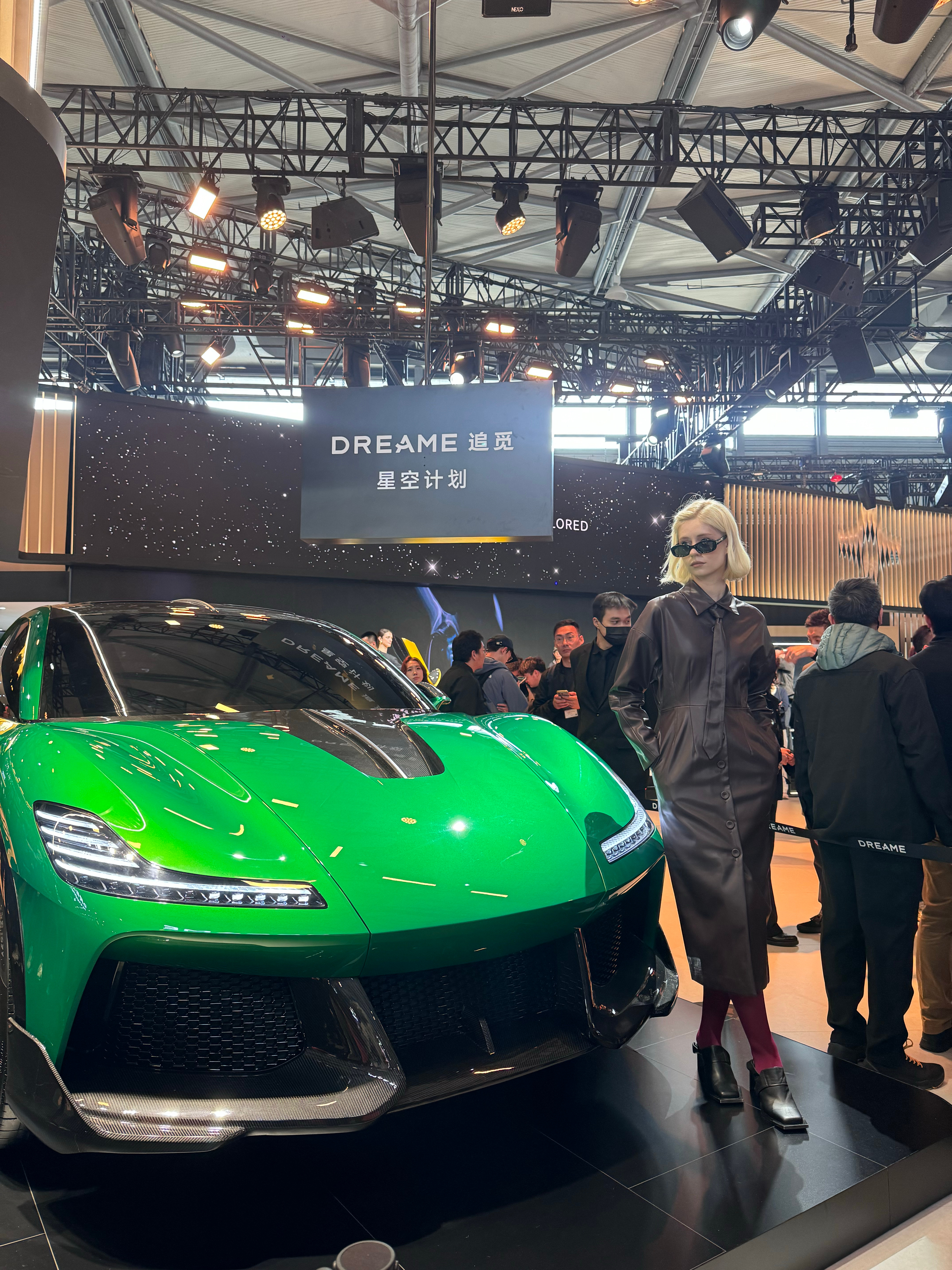 今天冲去AWE了，追觅展馆人超多，进去直接沉浸式体验未来黑科技，这飞机和汽车还有