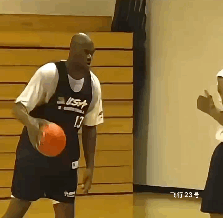 奥尼尔VS詹姆斯
NBA最强状元控球技术大比拼
图一：奥尼尔胯下运球轻松拿捏皮蓬