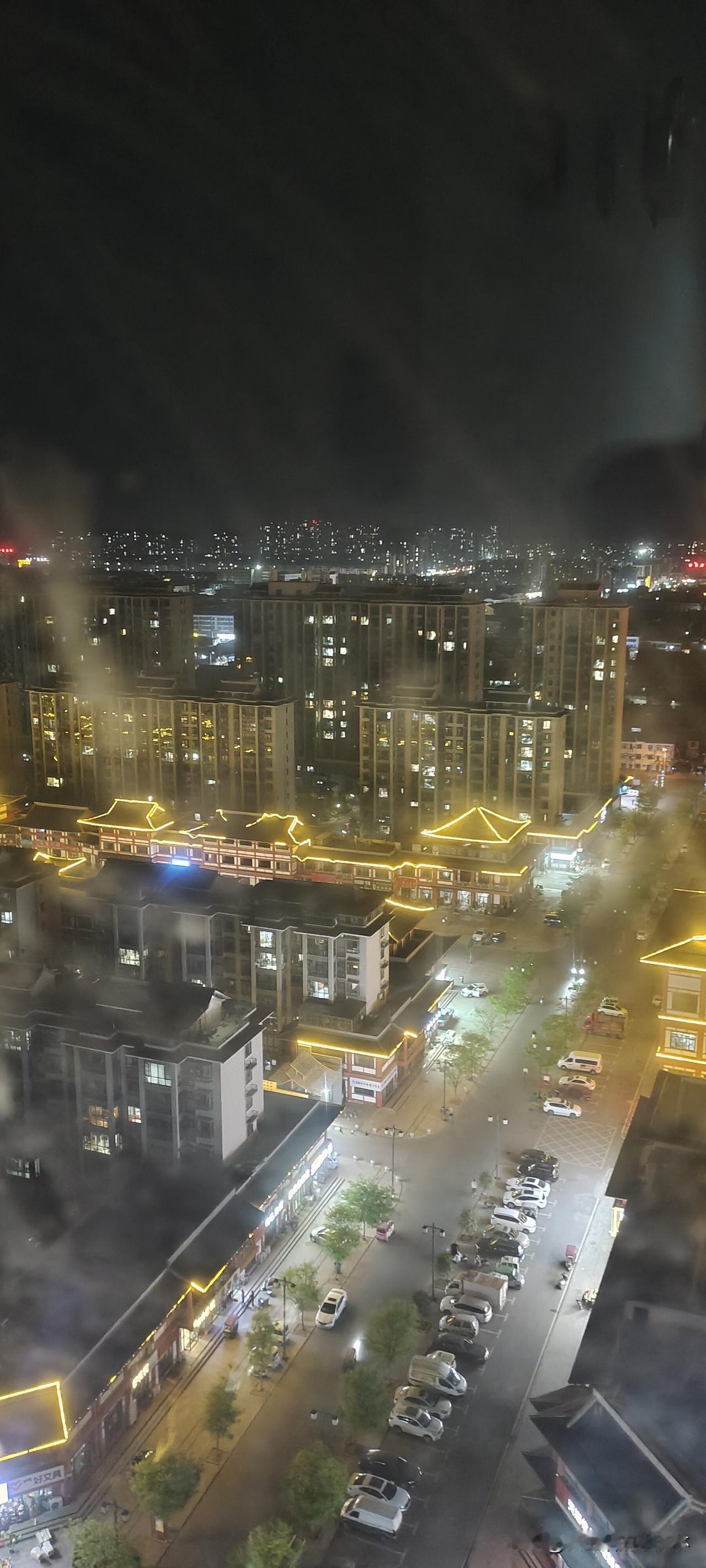 河南鲁山县一位高中教师在婚礼当日跳楼自杀，当事人生前发布的朋友圈显示，她被父母催