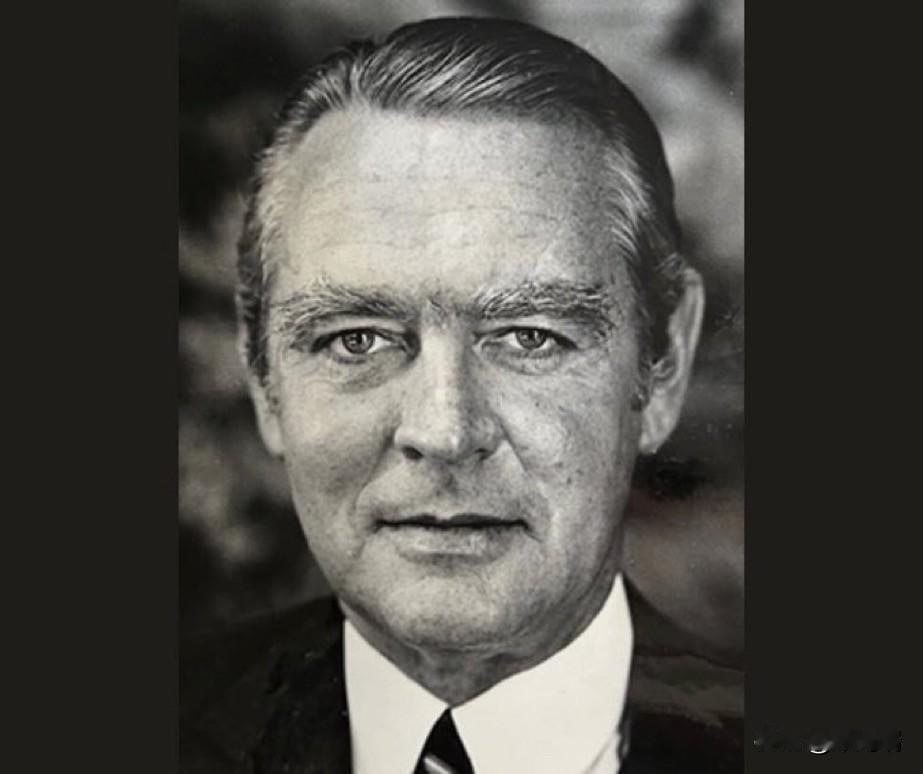 1942年8月7日，一位28岁的德国石油高管站在纳粹占领的波兰一所犹太孤儿院外，