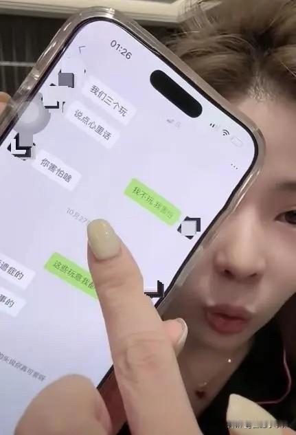 冬日生活打卡季女主播称被800万粉丝网红教唆吸毒账号双双遭封！11月8日，主播“