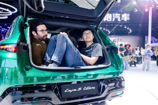 北京车展零跑展台出现了戏剧性一幕：影视飓风Tim和一位外国友人真的钻进了Lafa