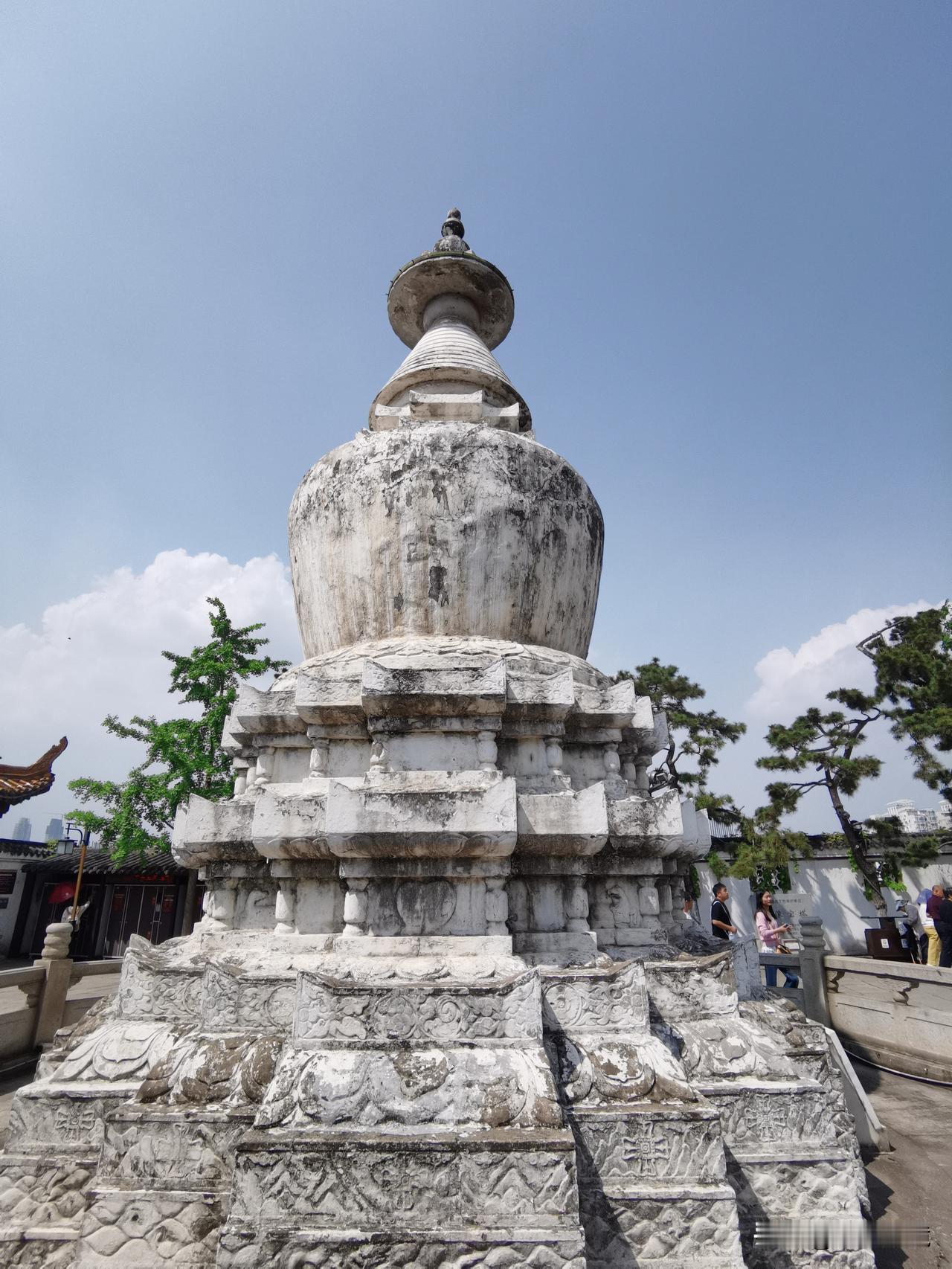 胜像宝塔探访

到武汉黄鹤楼旅游观光，正门前的胜像宝塔是不容错过的景点。

胜像